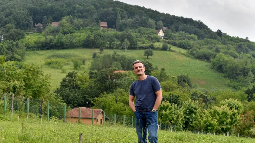 Sırp şarkıcısı Ivan Milinković'in doğada huzurlu bir yaşam alanı inşa ettiği haberi.