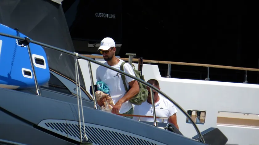 Novak Đoković'in Karadağ'daki yatı Açık denizde seyahat ediyor