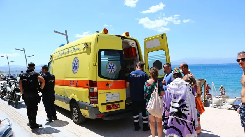 Yunanistan'da bir plajda yaşanan tartışma sonucunda bir turist hayatını kaybetti.