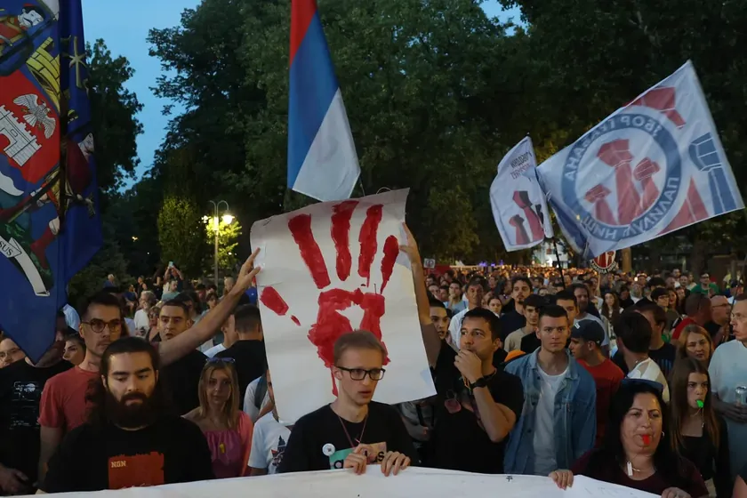 Vrbas'ta bir protesto gösterisine katılan kalabalık sayısı dikkat çekti Geçen günkü öğrenci toplantısından görüntüler