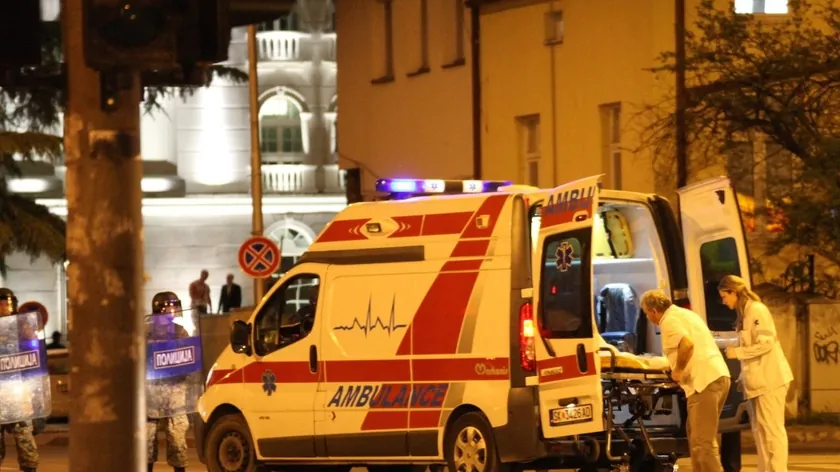 Skoplje'de hava durumu nedeniyle kaos yaşandı 15 kişi yaralandı, hastaneler ve okullar zarar gördü.