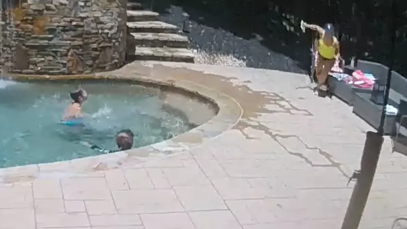 Amerika Birleşik Devletleri'nde 10 yaşındaki oğul annesini düşen ağaçtan son anda kurtardı