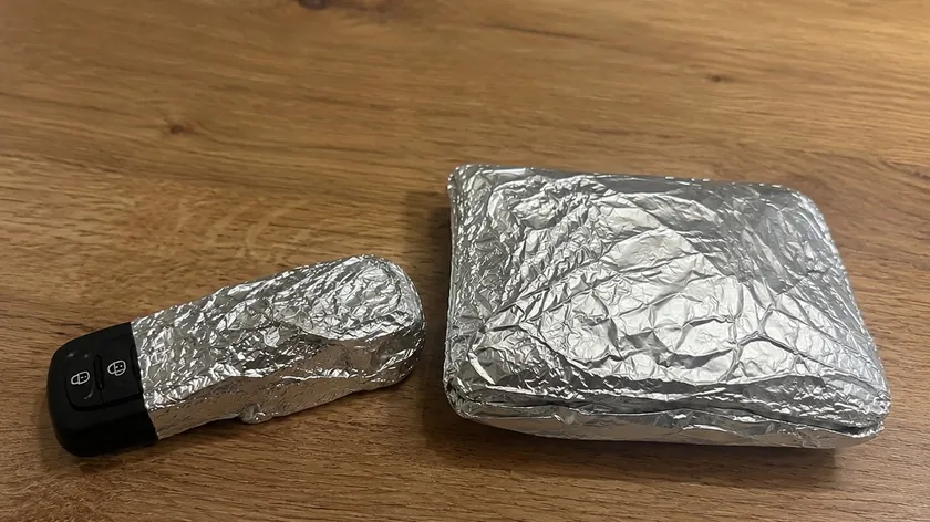 Aluminyum folyoya sarılmış anahtar ve cüzdanlar giderek popüler hale geliyor.