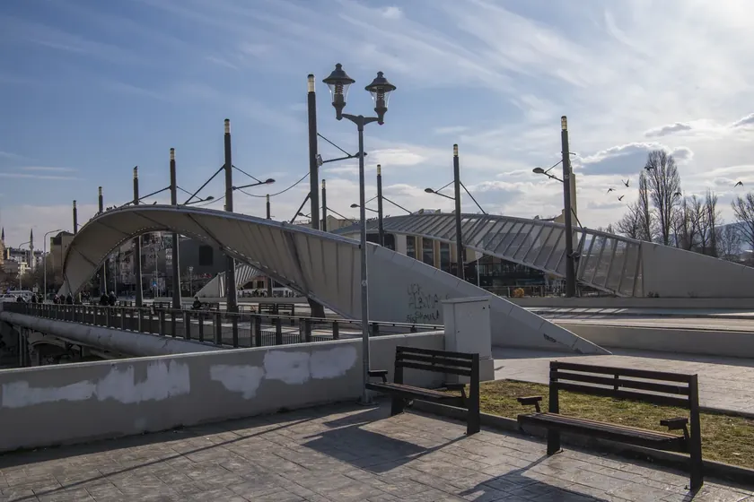 KFOR, Kosovska Mitrovici'deki köprüde sürekli varlığın geçişini başlattı.