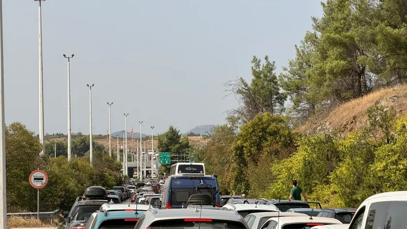 Evzoniju'nda trafik sıkışıklığı sürüyor