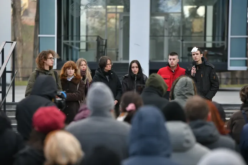Novi Sad Üniversitesi sendikaları protesto etti, eski suçluların öğrencilere saldırdığı belirtildi.