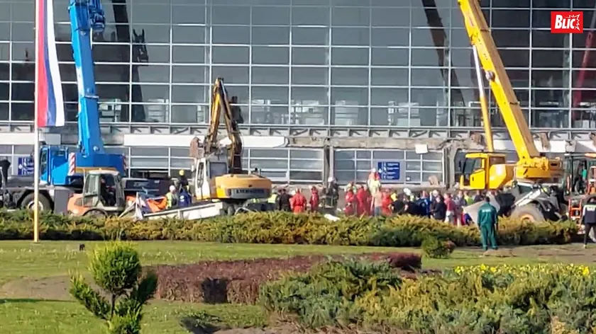 Sırbistan'ın Novi Sad kentinde 21 ay önceki çatı yıkılması nedeniyle anma etkinlikleri düzenlendi.