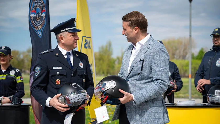 Sırbistan'da 'Kask Başı Korur' kampanyası sürücülere çağrı yaptı