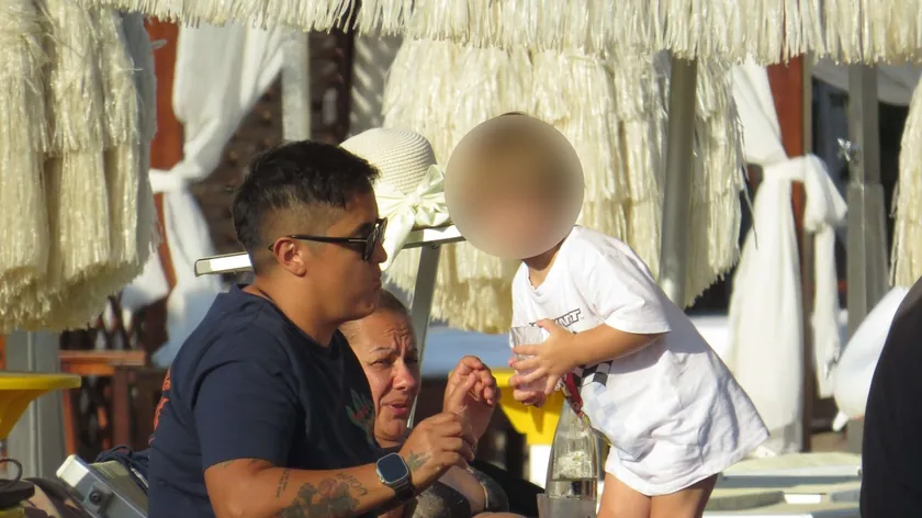 Paparaco Marija Şerifović'in oğluyla Karadağ plajında görüntülendi.