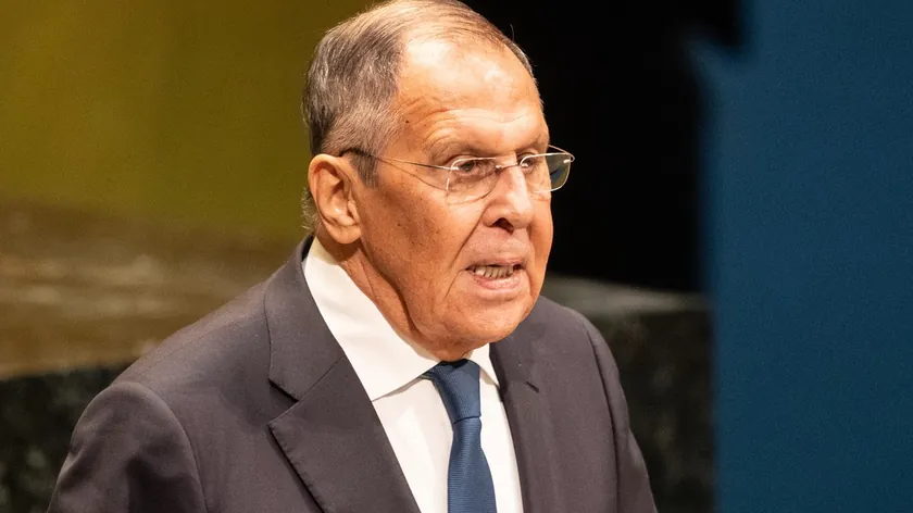 Lavrov: Türkiye'nin S-400'leri devretmesi Moskva'nın onayına bağlı