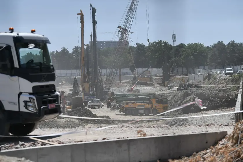 Sırbistan'da bir inşaat alanında meydana gelen çökme nedeniyle dört aile evlerinden taşınmak zorunda kaldı.