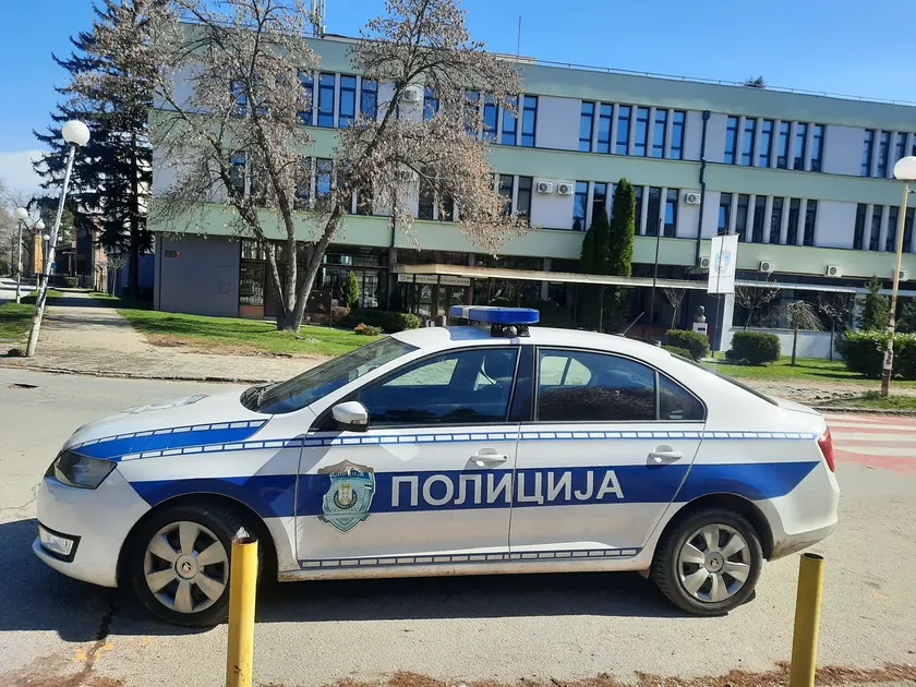 İçişleri Bakanlığı'ndan açıklama Kragujevac merkezinde gençte sırık, bıçak ve gaz tabancası bulundu