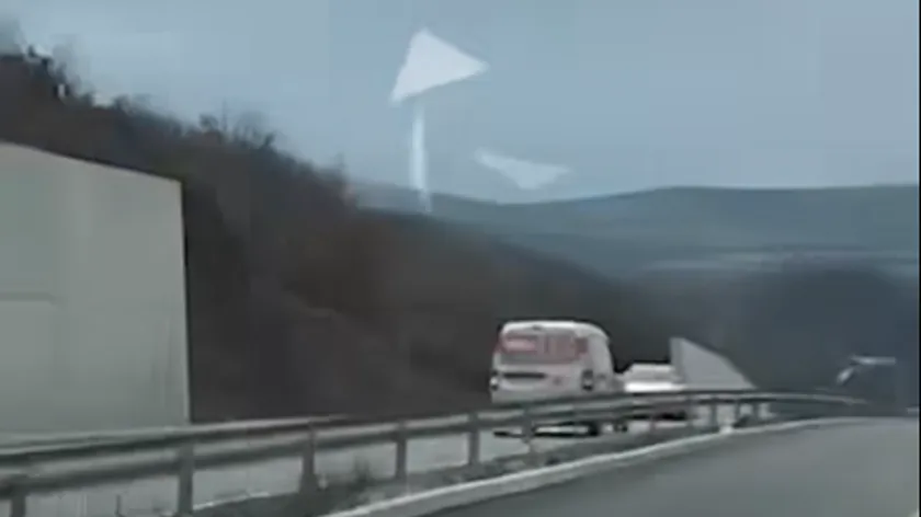 Klina-Yakova Otoyolu'nda Ters Yönde Seyreden Araç Trafikte Büyük Tehlikeye Yol Açtı