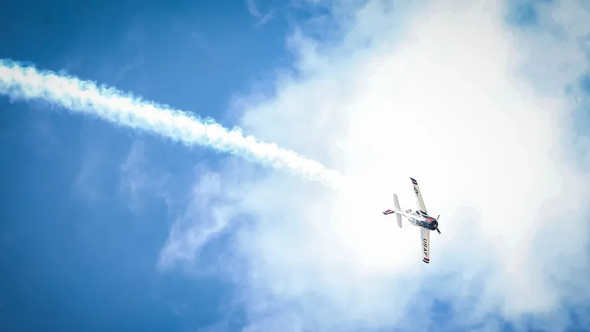 Avionların ardında bıraktığı uzun beyaz izler neden oluşur?