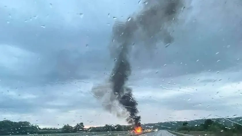 Ljiga yakınlarındaki otoyolda bir araç yangın çıktı.