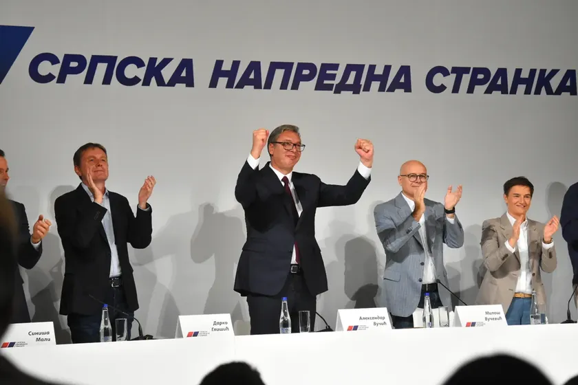 Sırbistan Cumhurbaşkanı Aleksandar Vučić'in "Birleşik Sırbistan" listesinin 170.000 imza topladığını açıklaması üzerine tartışma çıktı.
