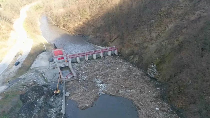 Sırbistan'da aşırı yağışlar Moravica Nehri'ne tonlarca atık taşıdı
