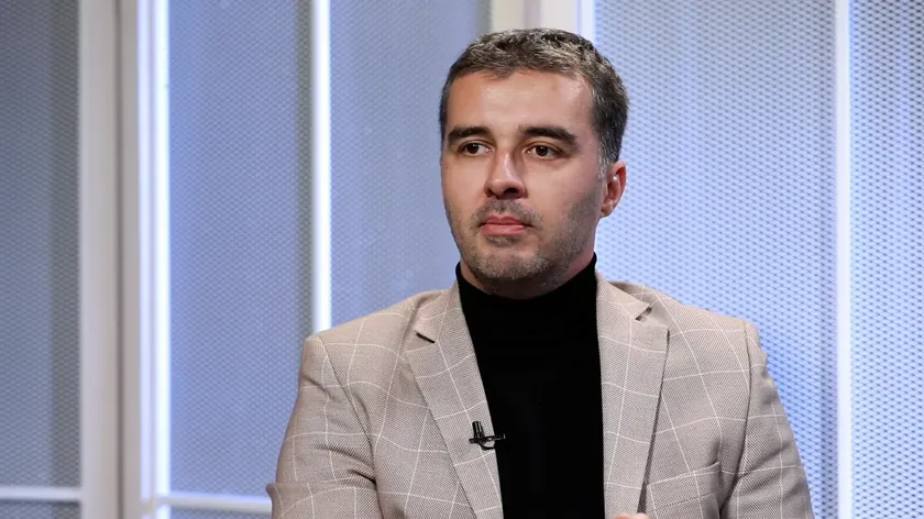 Sırbistan'da Anayasa İşgal Altında: Manojlović'ten Sistematik İhlal Vurgusu