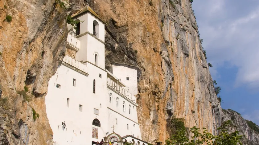Manastir Ostrog 100 yıldan fazla önce nasıl görünüyordu Günümüzdeki yapının hiç benzemediği