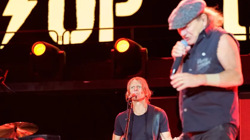 AC/DC solisti Brajan Džonson Las Vegas konserinde tehnik bir kazadan kurtuldu.