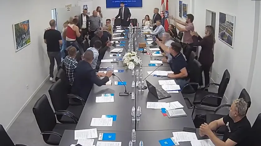 Bosna Hersek Batı Hersek Kantonu'nda Meclis Üyesi Güvenliğe Saldırarak Kargaşaya Neden Oldu