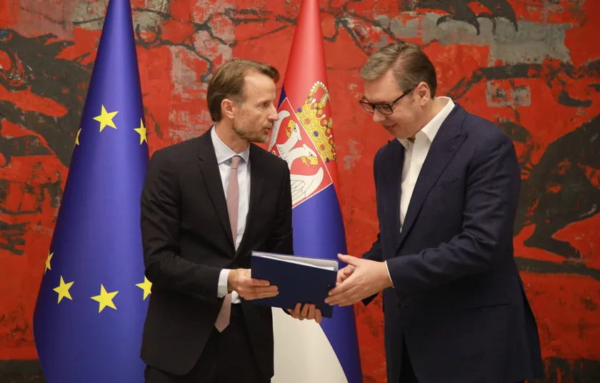 Vlast, misyonun Avrupa Parlamentosu temsilcileriyle görüşmeleri için Đurić, Bajatović ve Jovanov'u atadı