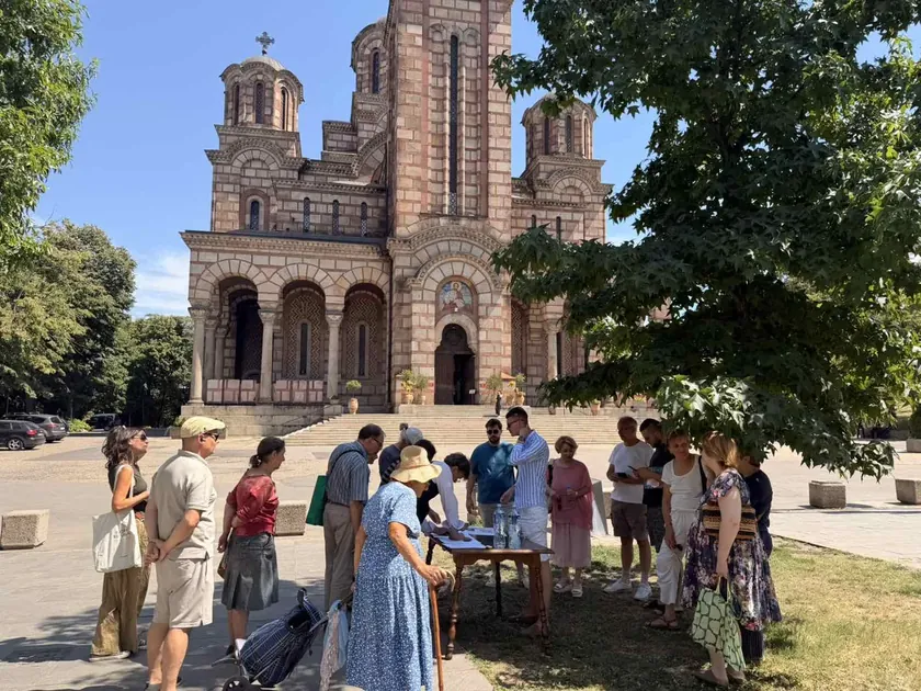 Sırpistan'da bir kilise tarafından inşa edilecek yeni binaya karşı protesto eden Beograd sakinleri 500'den fazla imza topladılar.