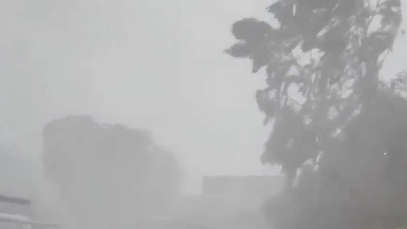 Polonya'da şiddetli hava koşulları Rüzgar çatıları ve ağaçları yıktı, fırtına mı?