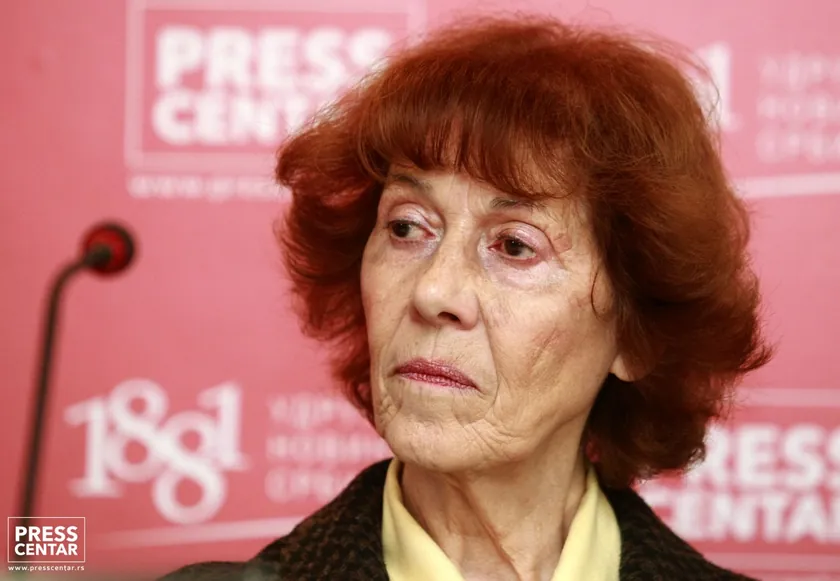 Branka Otašević, televizyon eleştirmeni, Radio Televizyonu Sırbistan'ın (RTS) son açıklamasını, "aşağılama ve özür dileme" olarak nitelendirerek eleştirdi. Otašević, RTS’nin tabloid medyaya karşı aldığı tavırların, iktidara hesap verme olarak algılandığını ifade etti.