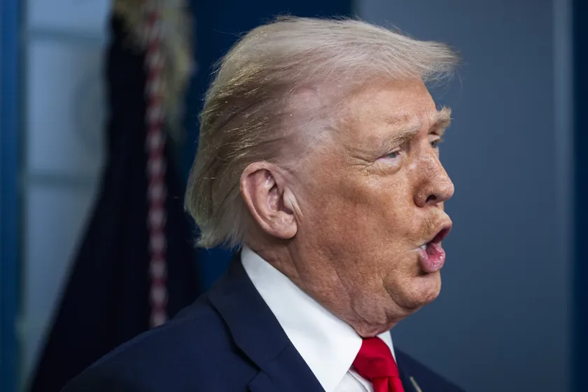 Trump, 2020 seçim sonuçlarını yasadışı yollarla geçersiz kılmaya çalıştı.