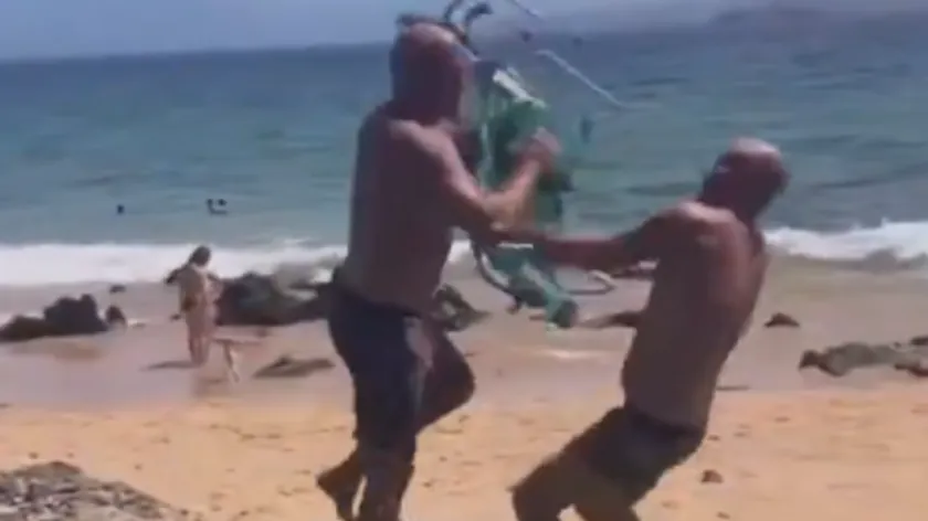Amerikalı bir politikacı plajda insanlarla kavga etti.