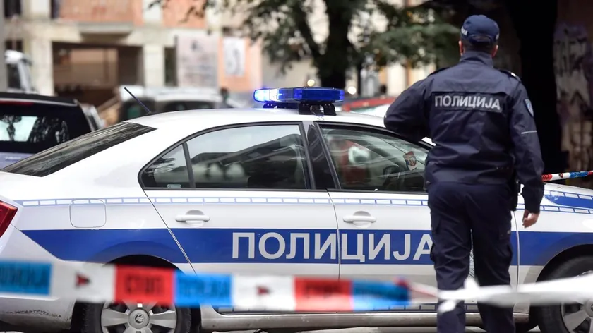 Vračar'da kanlı bir kavga Sarhoş adam bıçakla insanları korkuttu, polis onu yakaladı