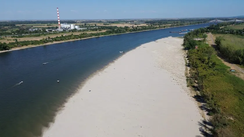 Sırbistan'da Dunay Nehri'nde görülen aşırı düşük su seviyesi şok edici manzaralar yarattı.