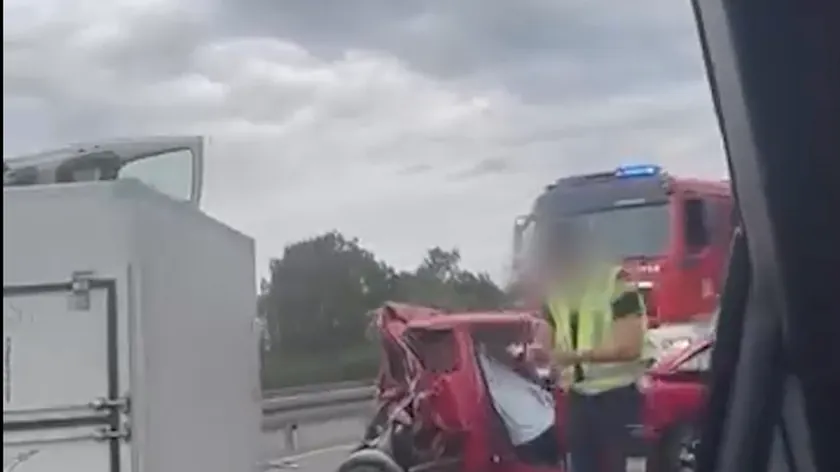 Sırbistan'da bir kamyon kazasında iki kişi hayatını kaybetti.