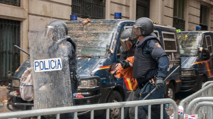 İspanya'da Sahte Polis Rolüyle Vatandaşları Yağmalayan Sırplar Kovalamaca Sonucu Tutuklandı