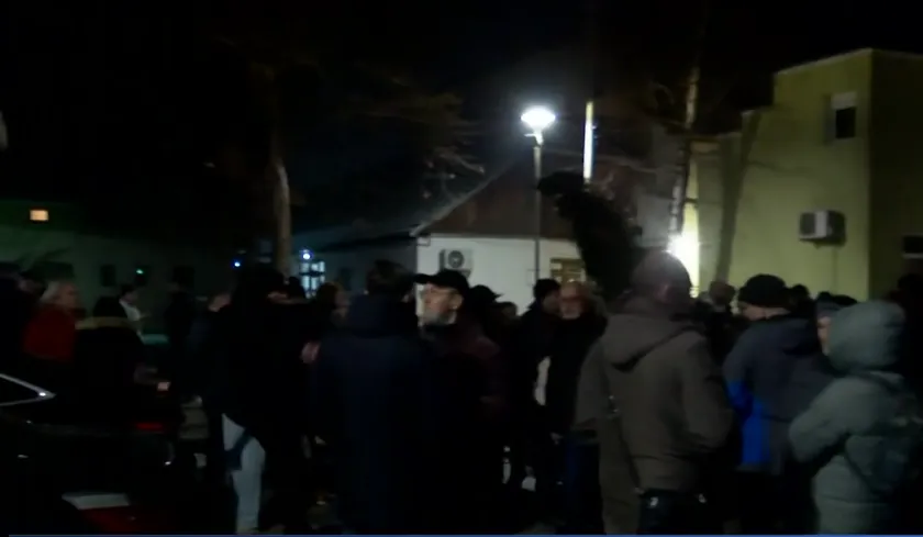 Çağdaş protesto, Ana Bekuta konseri sonrası suçlamalar nedeniyle düzenlendi