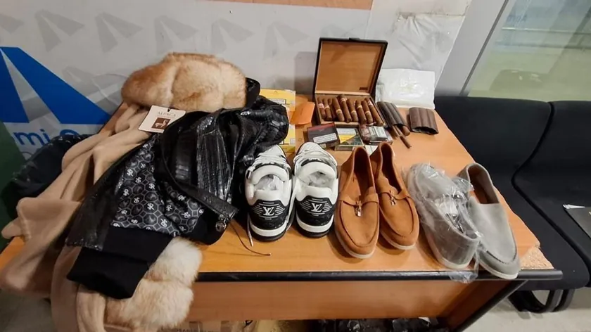 Karadağ Tivat Havalimanı'nda kaçakçılık önlendi: Lüks eşyalar ve para ele geçirildi