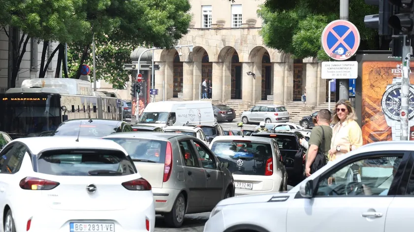 Beograđa'da bir arabanın üzerindeki mesaj yüzlerce insanı güldürdü "Hvala što..."