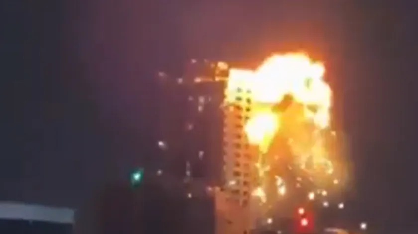 Bahreyn'de İran dronları Amerikan askeri üssü ile konut binalarını hedef aldı