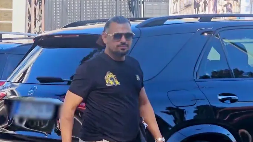 Bora Santana'nın eski eşi Milica Kemez tarafından tehdit suçlamasıyla polis tarafından soruşturulması üzerine doğum günü partisine gitti.