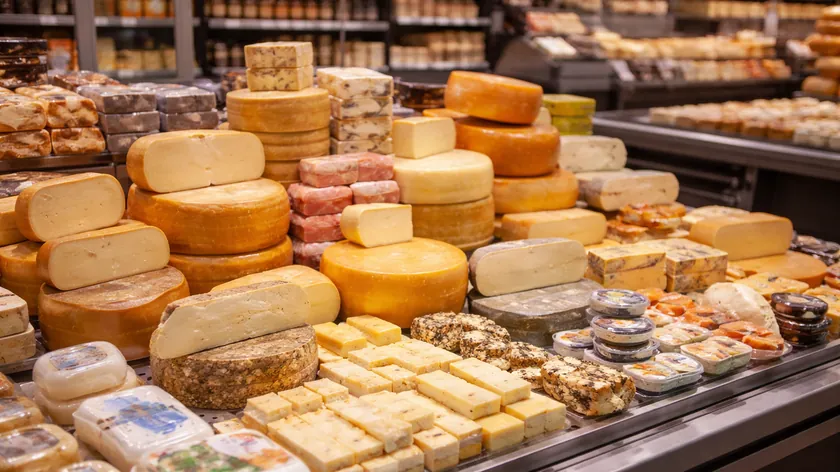 Almanya Pazarından Çekilen Peynirde Tehlikeli Bakteri Tespit Edildi, Tüketiciler Uyarıldı