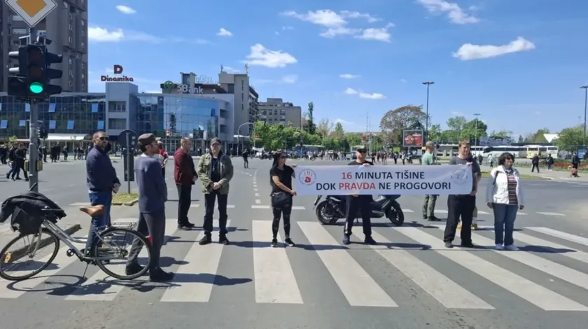 Sırbistan Novi Sad'da vatandaşlar çatı çökmesi kurbanlarını anmak için yolları kapattı