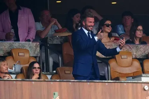 Sırp futbolcu David Beckham'ın eşi Victoria Beckham'ın İngiltere-Norveç maçı sırasında sergilediği sakin tavır viral oldu.
