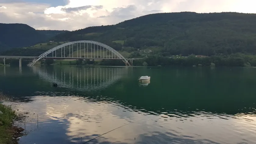 Gazivode gölü etrafındaki yazlıkların yıkımı başladı Üç yıkıldı, geri kalan sekizinin yıkımına devam edilecek.