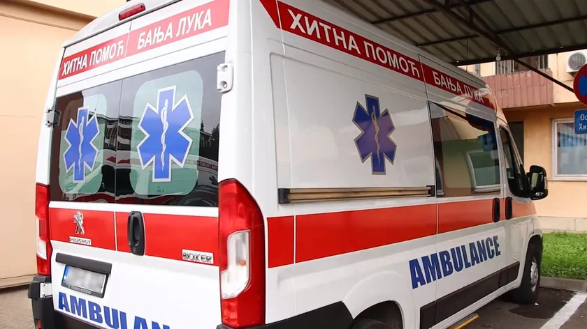 Mostar yakınlarında yaşanan kazada aracından fırlayan adam iki bacağını kırarak yardım aradı