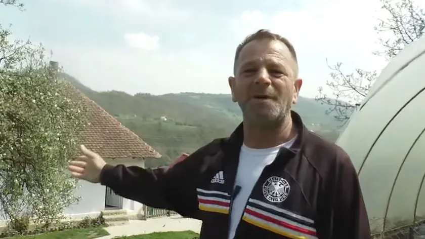 Sırbistan'da eşinin ve sevgilisinin de aynı evde yaşadığı Radiša Jovanović, herkesi şaşırtan bir yaşam tarzı sergiliyor.