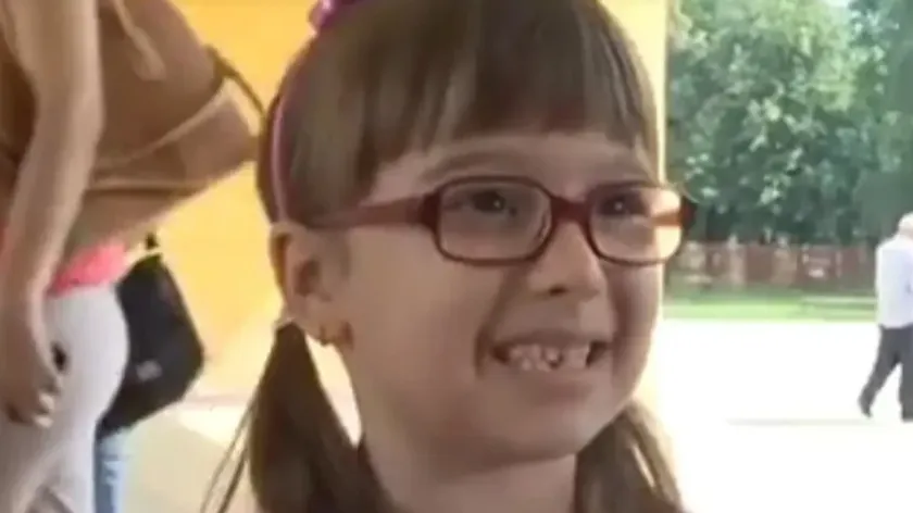 Malu Leontinu, 10 yıl önce yaptığı şarkısıyla internette ünlü olmuştu, şimdi yeniden aynı şarkıyı söyleyerek resim okuluna kayıt çağrısında bulundu.