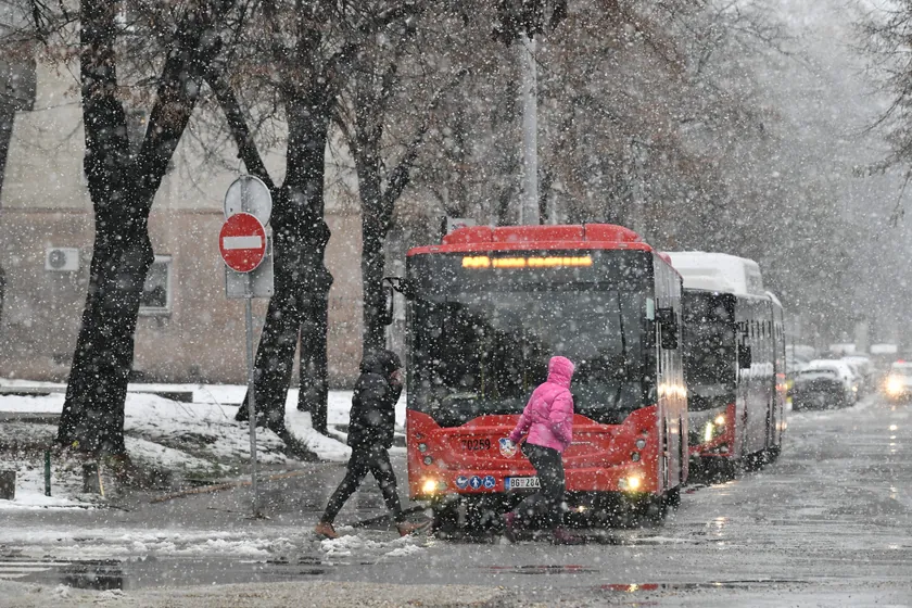 Kar ulaşımı vurdu! Belgrad'da 4 hattın güzergahı değiştirildi.