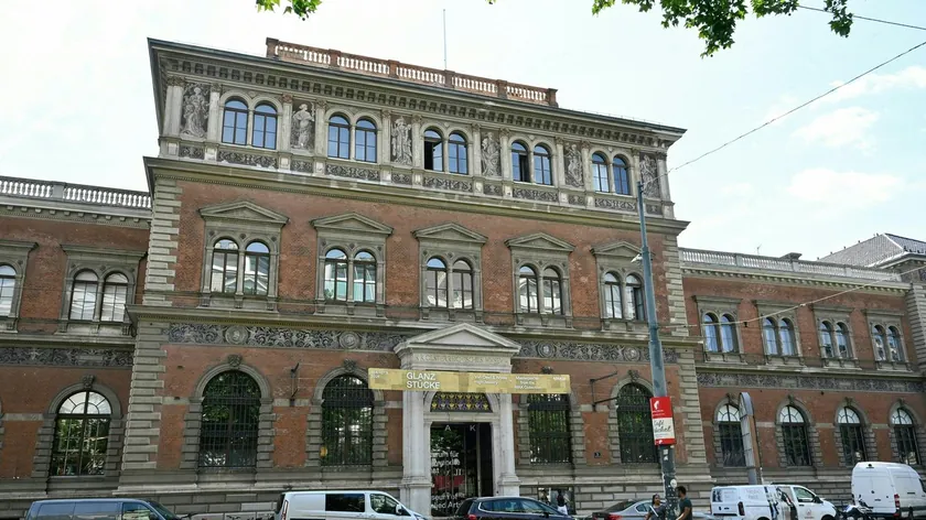 Viyana'daki bir müzede iki hırsız, gün içinde vitrini kırarak ve kralicesi kolye çaldı