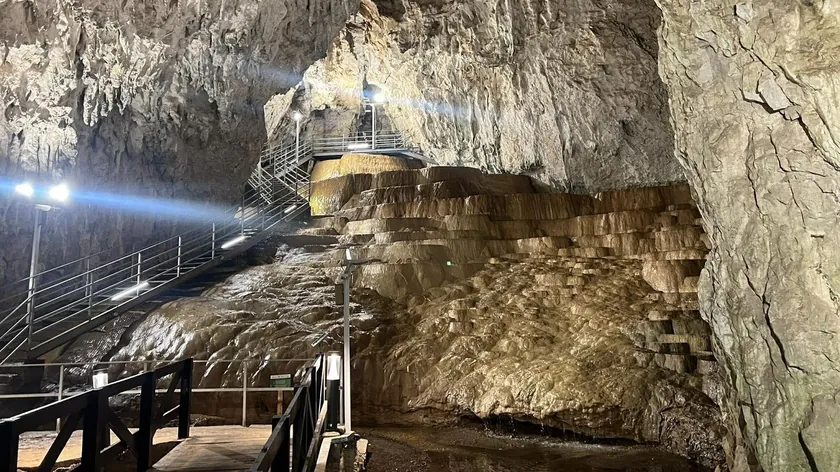 Sırbistan Zlatibor'daki Stopića Mağarası Çalışma Saatlerini Uzattı Ziyaretçileri Ağırlıyor
